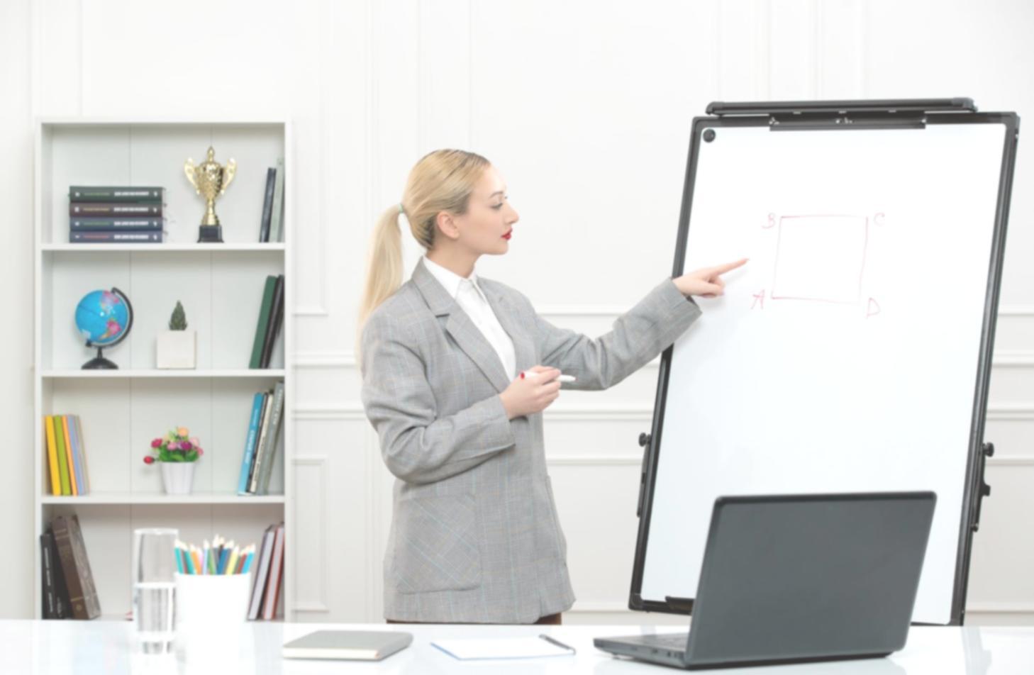 Análisis financiero profesional en oficina moderna