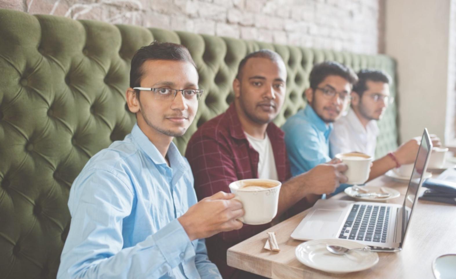 Profesional analizando datos financieros en pantallas múltiples