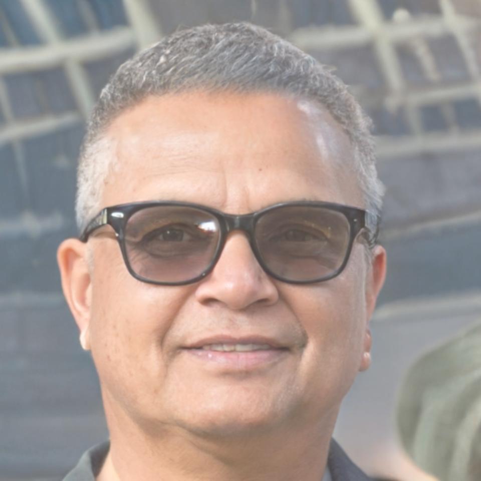 Consultor financiero explicando estrategias de rentabilidad